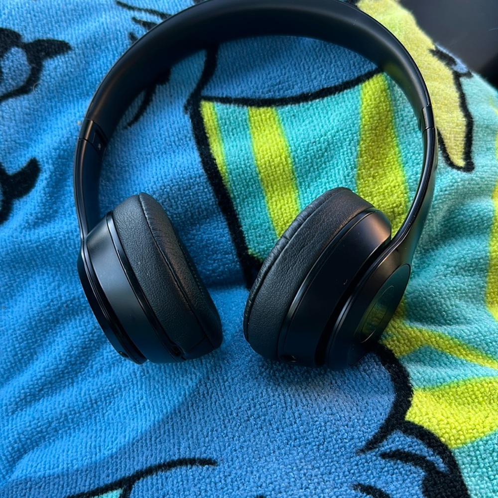 Black beats wireless headphones slightly used